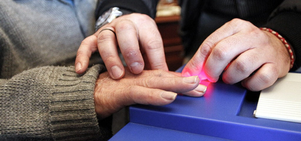 Tomando huellas para renovar DNI al pedir cita renovar dni